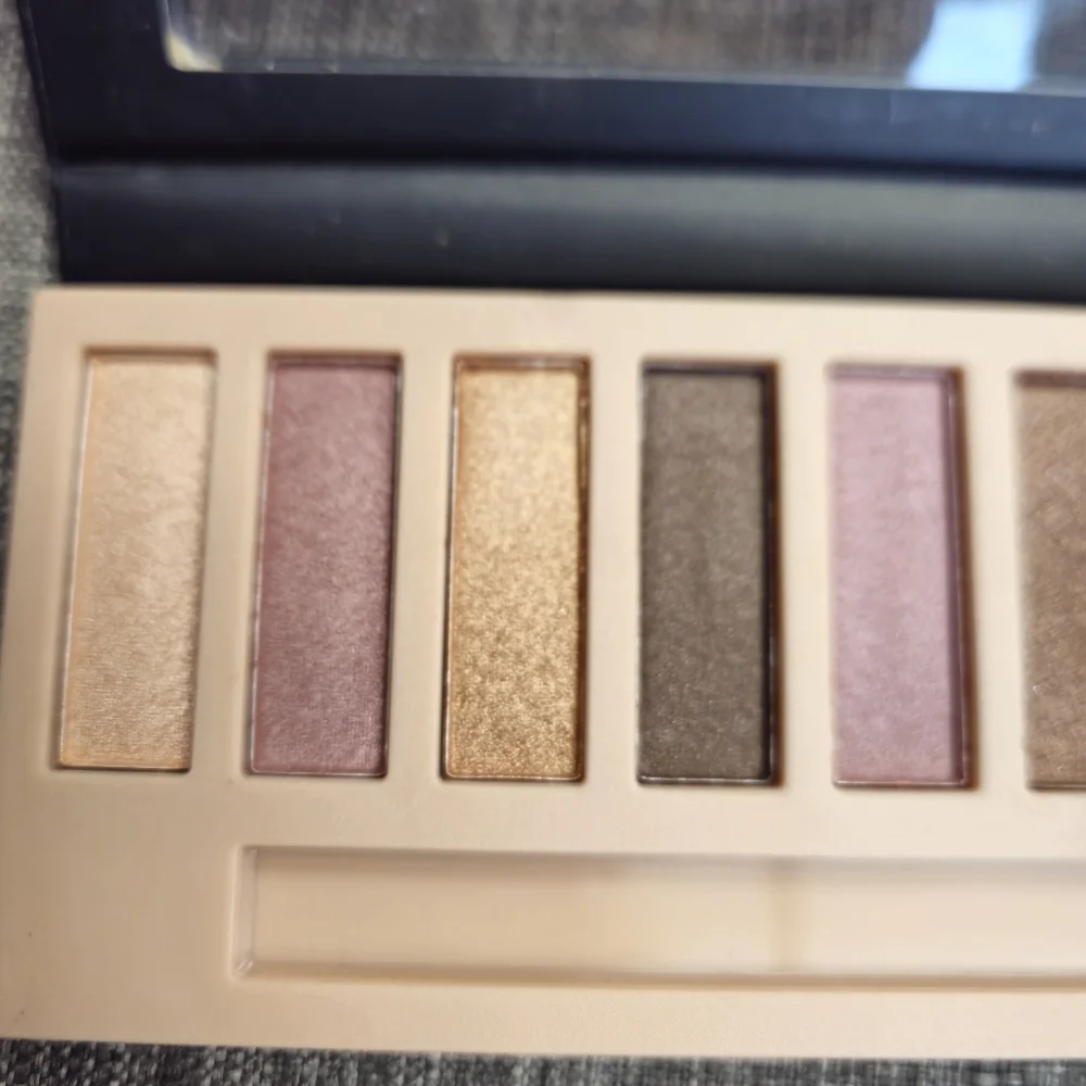 NEW Nakeds 12 Color Eyeshadow Palette